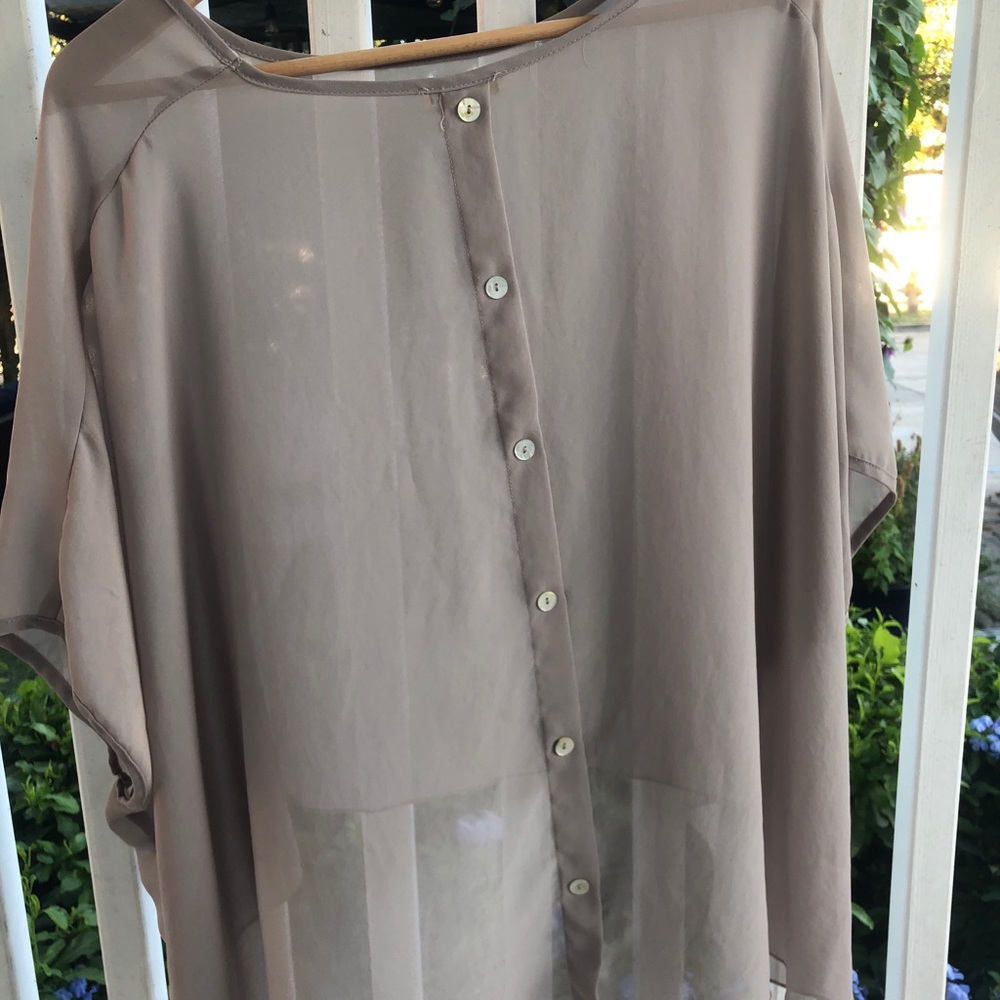 Super sexy classy top! Excellent condition.